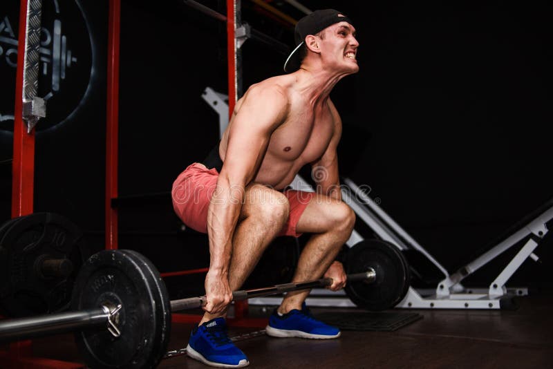 Deadlift Les sports équipent la rangée de levage de Barbell au gymnase photo stock Deadlift Les sports équipent la rangée de levage de Barbell au gymnase photo stock