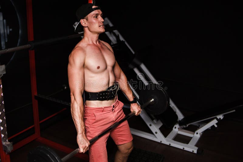 Deadlift Les sports équipent la rangée de levage de Barbell au gymnase photos stock Deadlift Les sports équipent la rangée de levage de Barbell au gymnase photos stock