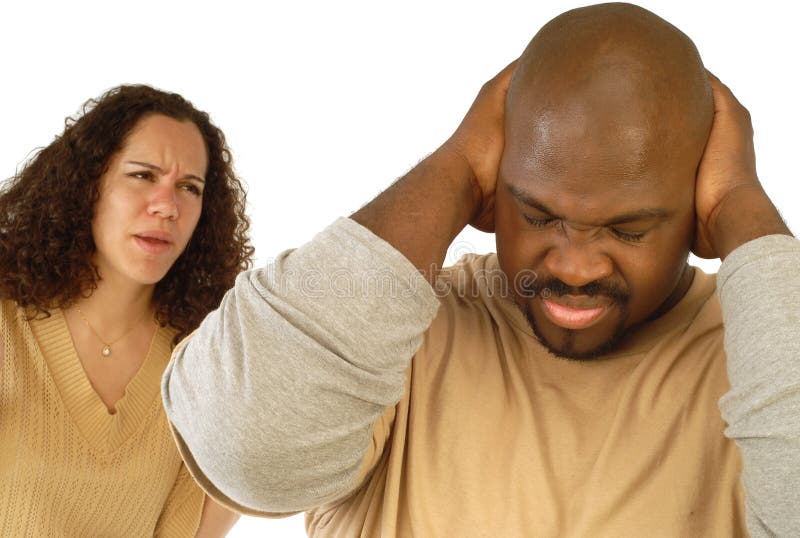 Hombre cerrar su orejas a no escuchando sobre el permanente él gritó de su esposa.