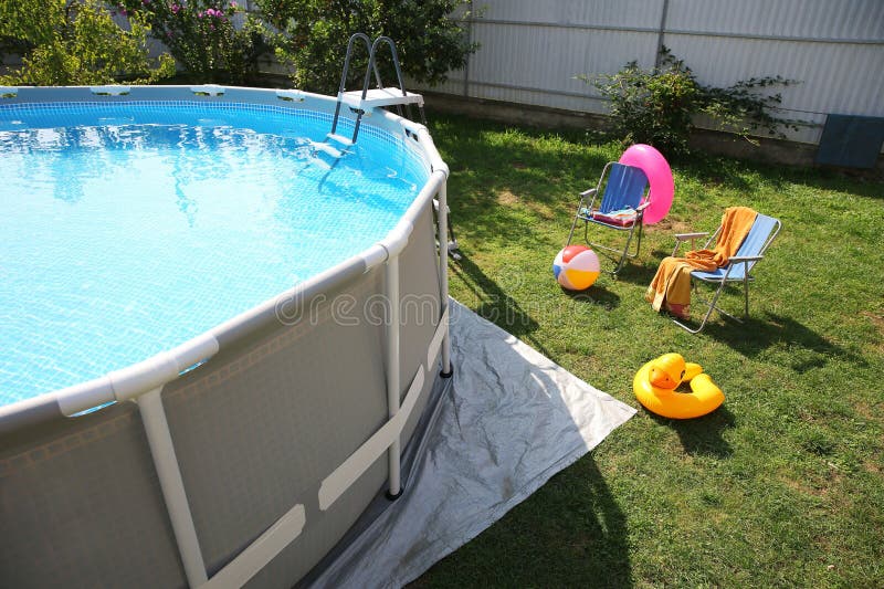 Deasupra solului piscină scaune pliante prosop inele gonflabile și minge în curte stock photography