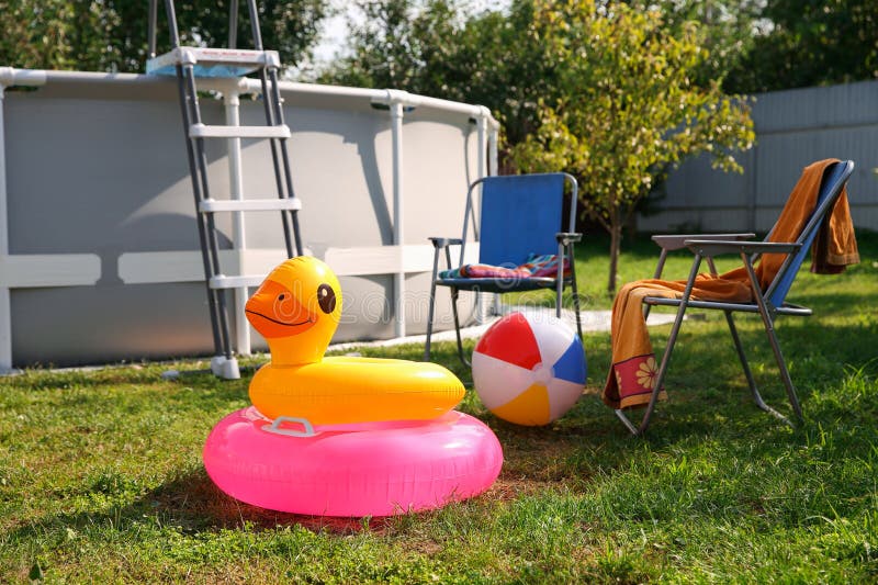 Deasupra solului piscină scaune pliante prosop inele gonflabile și minge în curte stock photo