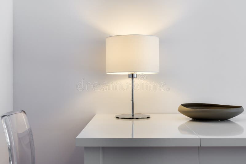 Deatil de conception intérieure moderne, de table et de lampe image stock