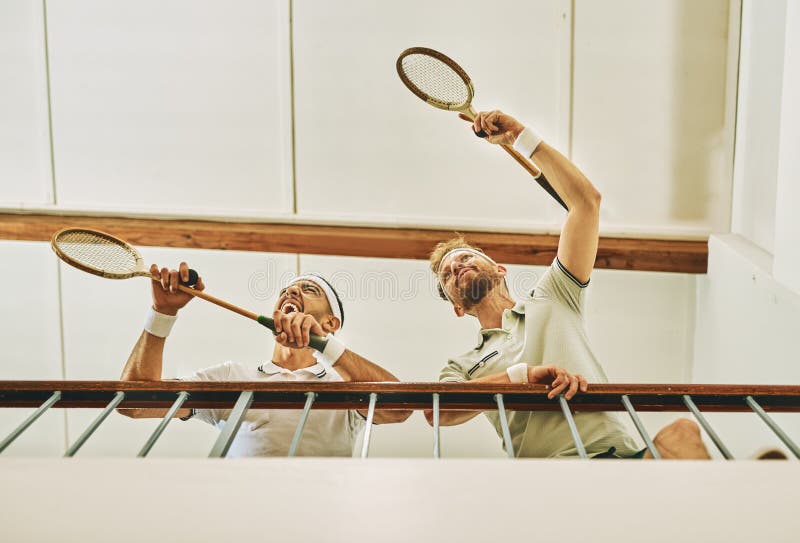 Debajo de los hombres y viendo un juego en la cancha interior para entrenar deportes y fitness en apoyo como jugador de bádminton. foto de archivo libre de regalías