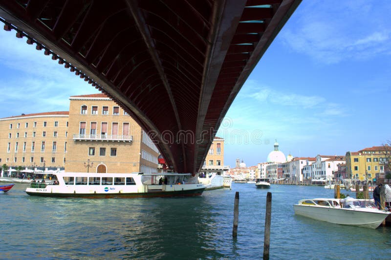 Debajo del puente en Venecia imágenes de archivo libres de regalías Debajo del puente en Venecia imágenes de archivo libres de regalías