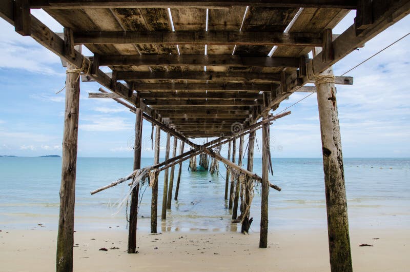 Debajo del puente viejo en la playa foto de archivo Debajo del puente viejo en la playa foto de archivo