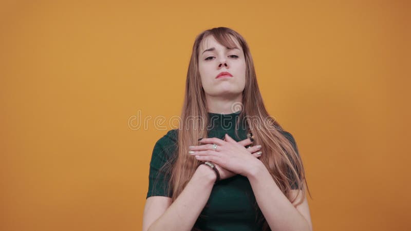 Debout les mains près des presses de coeur à la poitrine arment exprime l'aide de gratitude banque de vidéos
