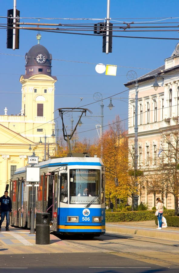 DEBRECEN, HONGRIE - 31 OCTOBRE 2015 : Tram sur la rue du marché (Hongrois : Utca de Piac), la rue principale à Debrecen photos stock DEBRECEN, HONGRIE - 31 OCTOBRE 2015 : Tram sur la rue du marché (Hongrois : Utca de Piac), la rue principale à Debrecen photos stock