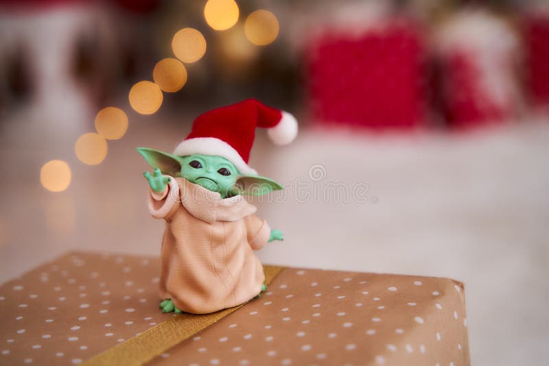 Cùng mang về nhà chiếc đồ chơi dành cho fan của Star Wars nhân dịp Giáng Sinh - con búp bê Baby Yoda trong bộ cánh Giáng Sinh. Chắc chắn bé sẽ là món quà đầy ý nghĩa và được ưa chuộng trong dịp lễ này.