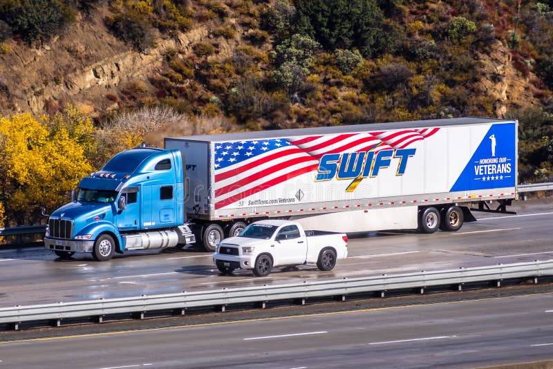 8 dec. 2019 Los Angeles / CA / USA - Swift truck rijdt op snelweg; Swift Transportation is een Phoenix, in Arizona gebaseerd Amer