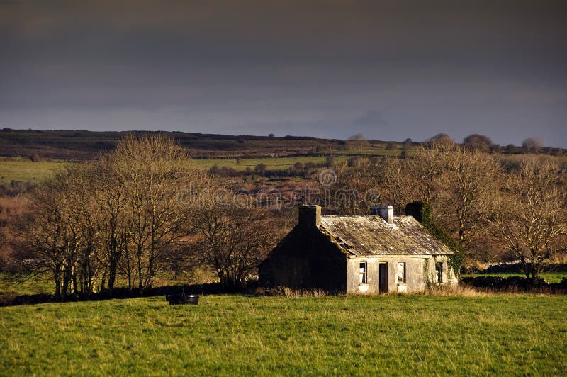 Decada il cottage nella campagna rurale dell'Irlanda