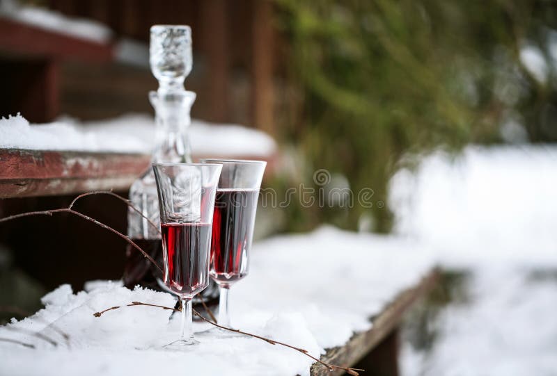 Decantatore e bicchieri di vino di vino rosso fotografia stock libera da diritti