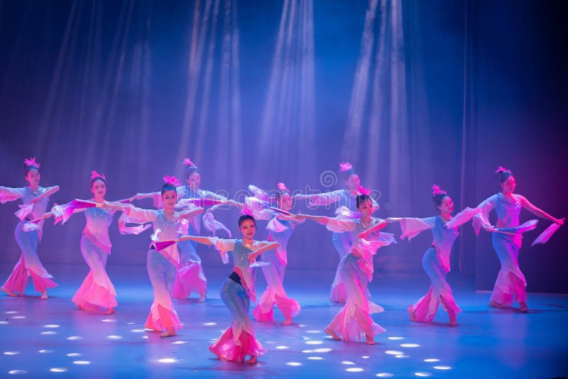 Traditional Fan Dance NATIONAL DANCE Editorial Stock Image Image of students, individual