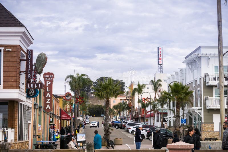 December 24, van 2017 het Strand van Pismo/CA/de V.S. - Straat met restaurants en bars die tot de pijler van de stad leiden stock afbeeldingen December 24, van 2017 het Strand van Pismo/CA/de V.S. - Straat met restaurants en bars die tot de pijler van de stad leiden stock afbeeldingen