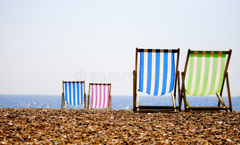 Deckchairs auf dem Strand lizenzfreies stockfoto Deckchairs auf dem Strand lizenzfreies stockfoto