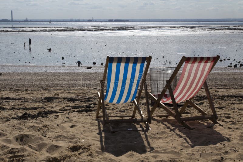 Deckchairs на Southend-на-море, Essex, Англии стоковое изображение Deckchairs на Southend-на-море, Essex, Англии стоковое изображение
