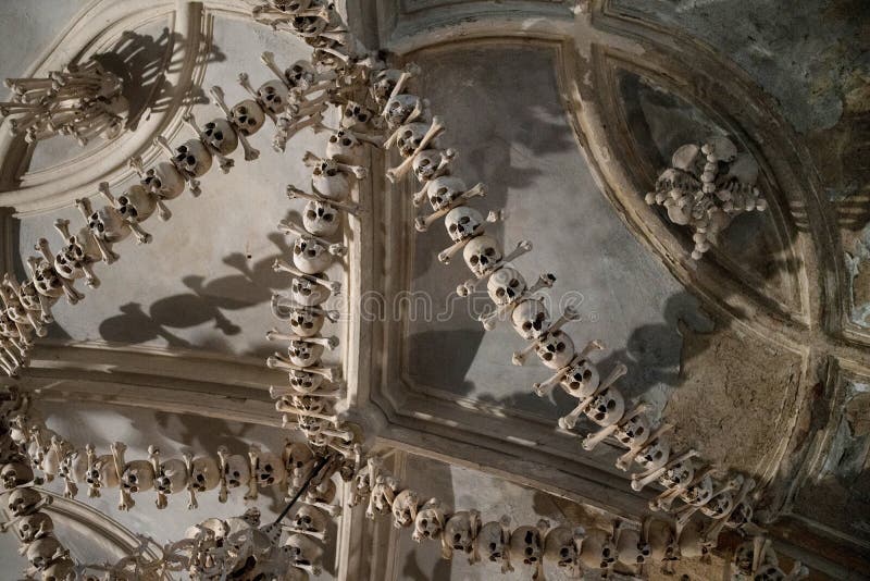 Decke an der Kirchhof-Kirche aller Heiligen ‚verziert ‚mit den menschlichen Knochen und den Schädeln im Ossuary bei Kutna Hora, C lizenzfreies stockbild Decke an der Kirchhof-Kirche aller Heiligen ‚verziert ‚mit den menschlichen Knochen und den Schädeln im Ossuary bei Kutna Hora, C lizenzfreies stockbild