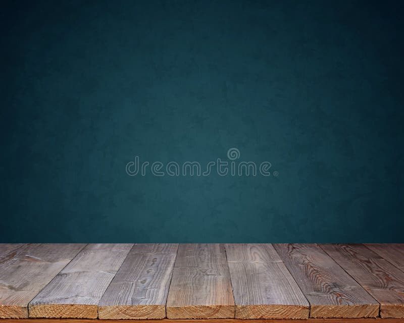 Decking de madeira vazio em um fundo azul foto de stock royalty free Decking de madeira vazio em um fundo azul foto de stock royalty free