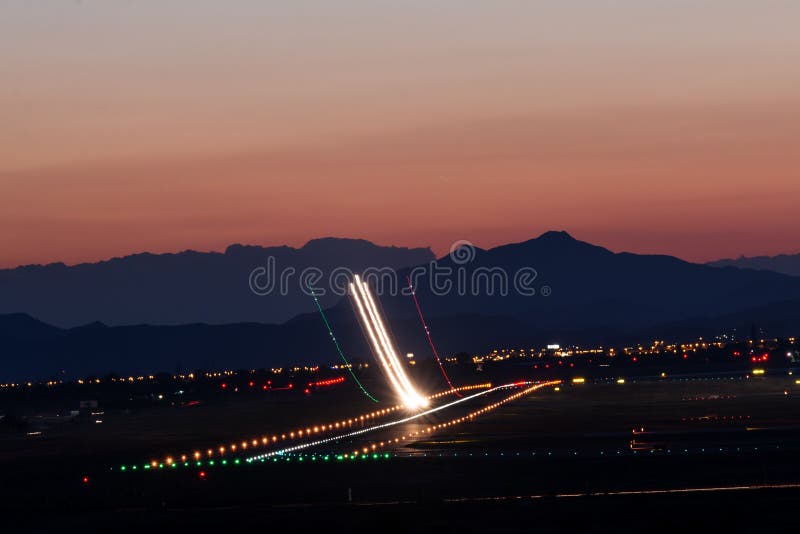 Decolagem no por do sol foto de stock royalty free Decolagem no por do sol foto de stock royalty free