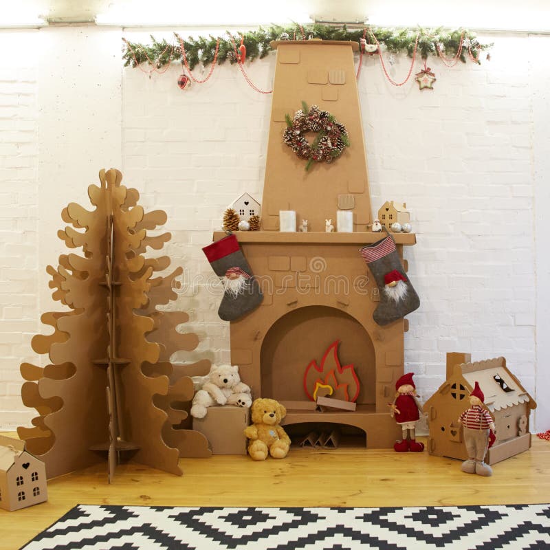 Decoração Caseira De Natal De Cartolina Com Presentes De árvores E Lareira.  Imagem de Stock - Imagem de projeto, esfera: 201089689
