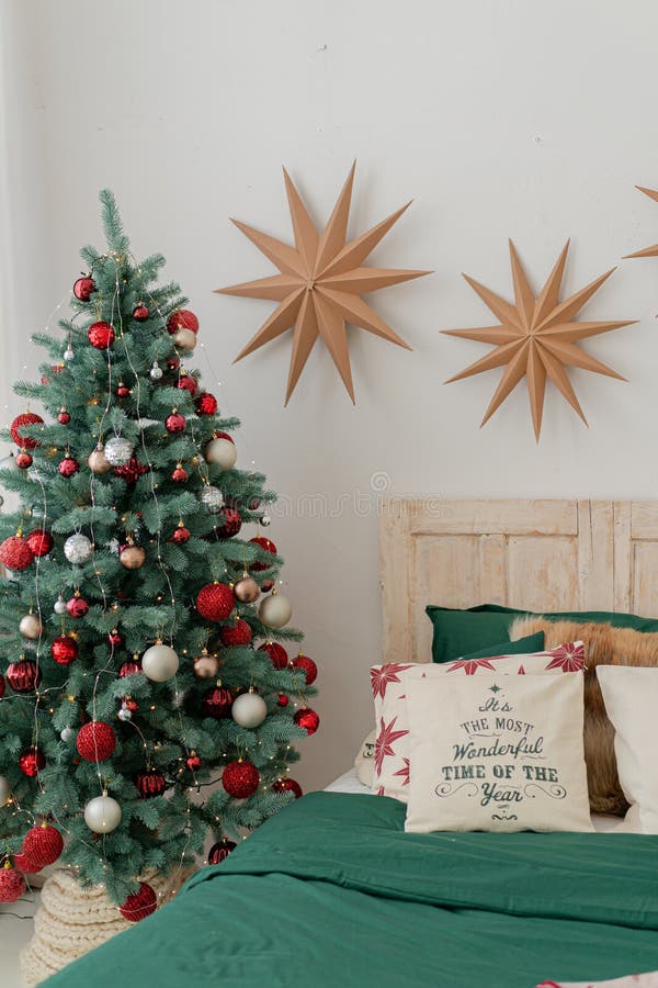 Decoração Clássica De árvore De Natal. Estrelas Douradas Na Parede Do  Quarto Ensolarado Brilhante Imagem de Stock - Imagem de parede, estrelas:  253139809