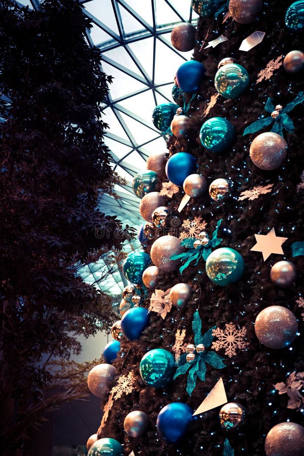 Decoração De árvores De Natal Em Cor Tonta Azul-alaranjada Cor Azul-turquesa  Como Fundo De Feriados De Natal Vertical Foto de Stock - Imagem de ornato,  festivo: 197619098