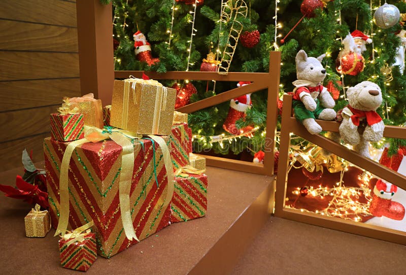 Decoração De Natal Com Monte De Presentes E árvore Cheia De Ornamentos  Imagem de Stock - Imagem de casa, fundo: 230973753
