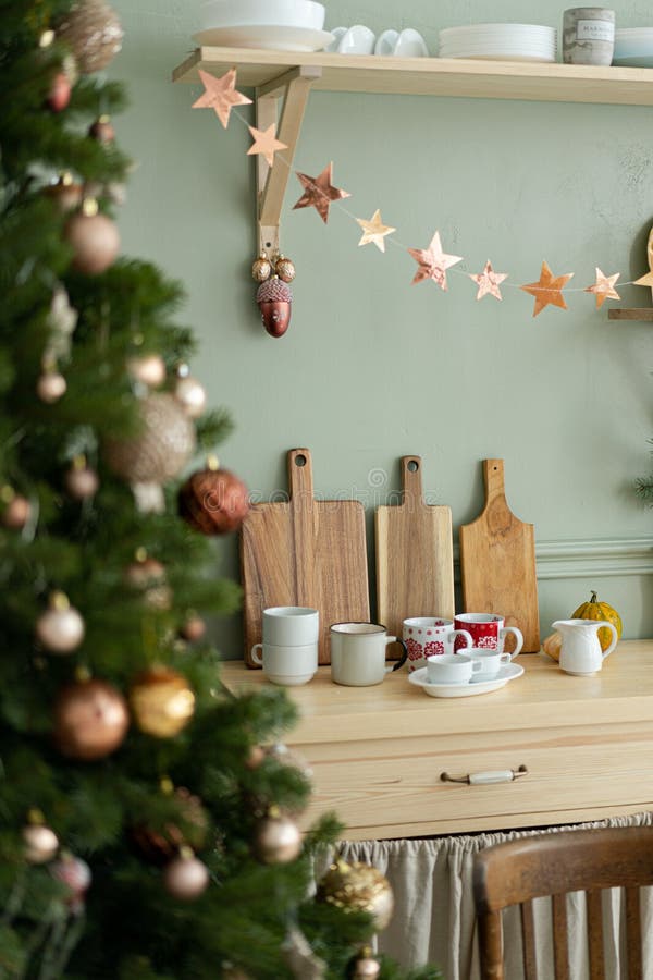 Decoração Clássica De árvore De Natal. Estrelas Douradas Na Parede Do  Quarto Ensolarado Brilhante Imagem de Stock - Imagem de parede, estrelas:  253139809