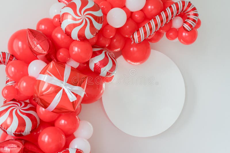 Decoração Clássica De árvore De Natal. Estrelas Douradas Na Parede Do  Quarto Ensolarado Brilhante Imagem de Stock - Imagem de parede, estrelas:  253139809