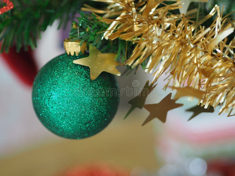 Decorações De Natal árvore Verde Pendurando Bolas Verdes Meias Calçado Sino  Rosa Envolto Com Fita De Ouro Em Branco Imagem de Stock - Imagem de  decorativo, feliz: 205589217