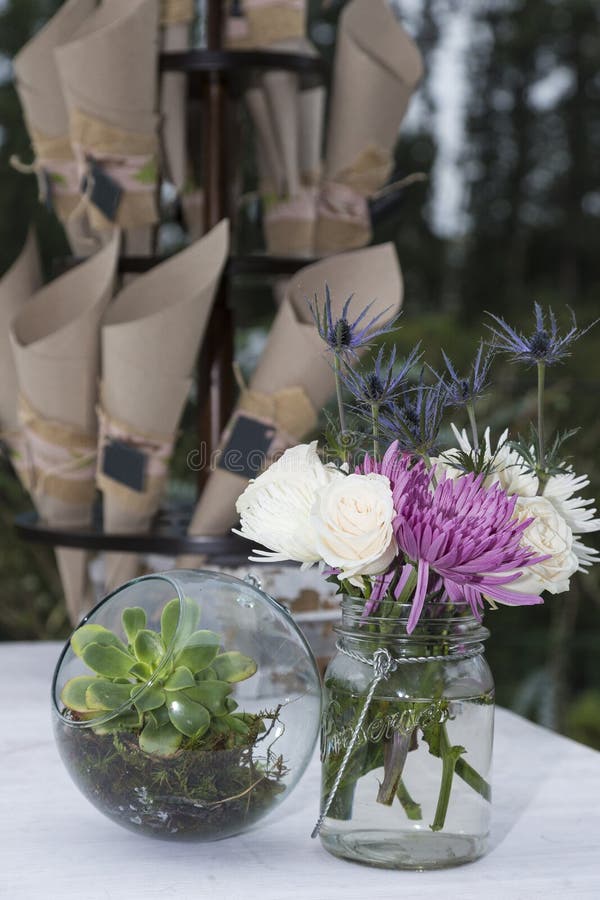 Decoración Con Vegetación Natural Y Florida Pieza Central En La Sala De  Fiestas Para Un Evento Foto de archivo - Imagen de formal, elegante:  202953826