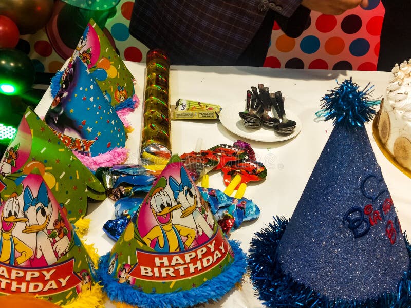  Decoración De Cumpleaños Feliz De Bebé Dentro De Un Gran Salón En Las Celebraciones De Cumpleaños De La India Delhi Con Iluminació Fotografía editorial