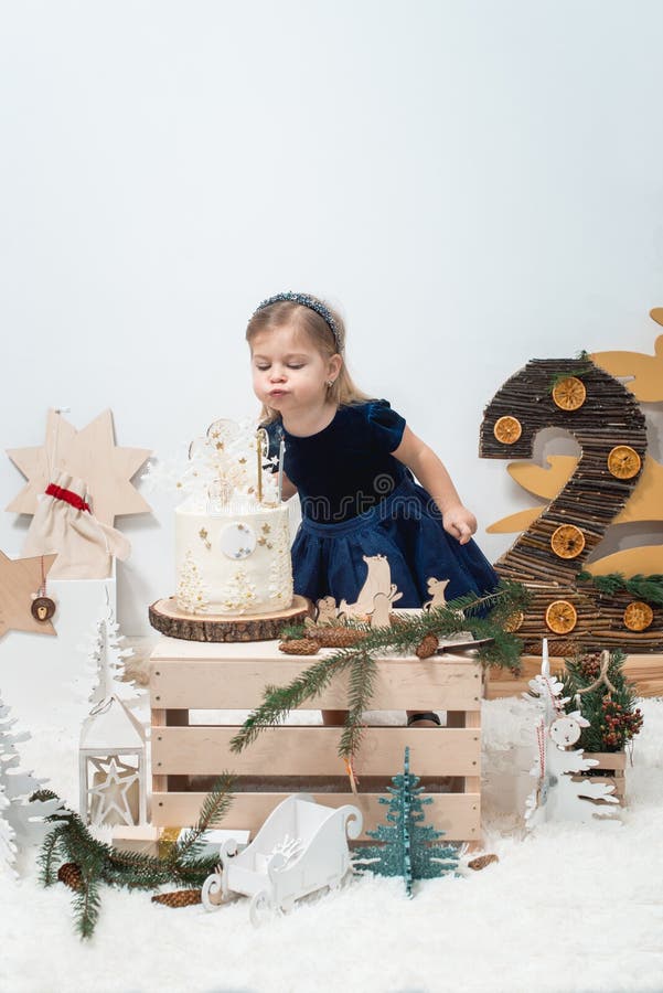 Niños Decoración De Cumpleaños De Invierno 2 Años. Linda Niña En Un Cardigé  Verde Cerca De Una Torta De Cumpleaños Blanca Foto de archivo - Imagen de  brillante, color: 208896704