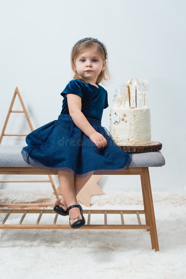 Decoración De Cumpleaños De Invierno Para Niños. Linda Niñita Con Un Vestido Azul Oscuro Cerca De Una Torta De Cumpleaños Blanca Imagen de archivo - Imagen de vela, adornado: 208910635 Decoración De Cumpleaños De Invierno Para Niños. Linda Niñita Con Un Vestido Azul Oscuro Cerca De Una Torta De Cumpleaños Blanca Imagen de archivo - Imagen de vela, adornado: 208910635