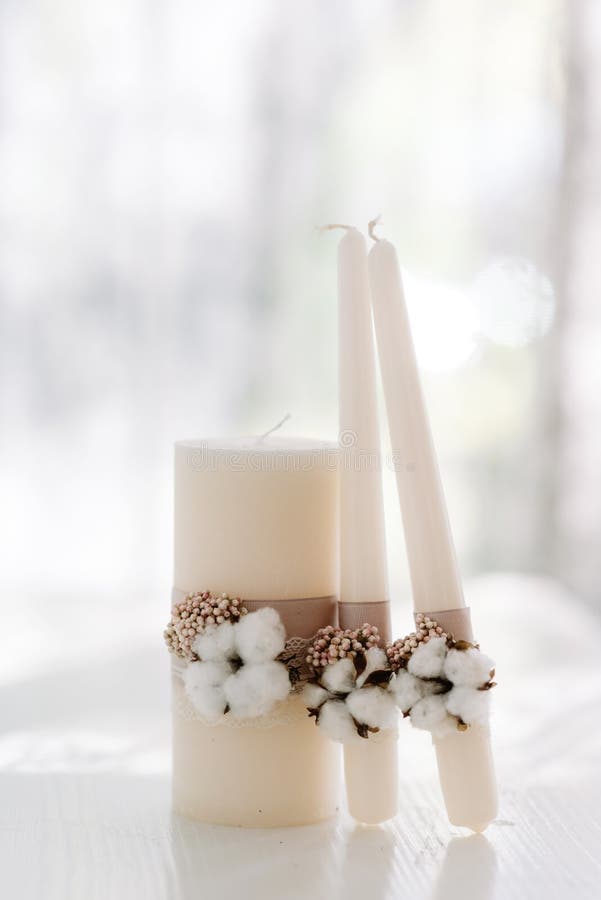 Decoración Elegante De Velas De Boda Blancas Para La Ceremonia Con Algodón  Blanco Y Encaje Hecho De Chapa Imagen de archivo - Imagen de arreglo,  travieso: 159910901