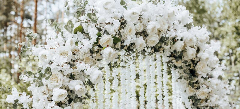 Decoración En Arco Con Flores Blancas Para Una Ceremonia De Boda En La Naturaleza Imagen de archivo - Imagen de flor, flores: 213020203 Decoración En Arco Con Flores Blancas Para Una Ceremonia De Boda En La Naturaleza Imagen de archivo - Imagen de flor, flores: 213020203