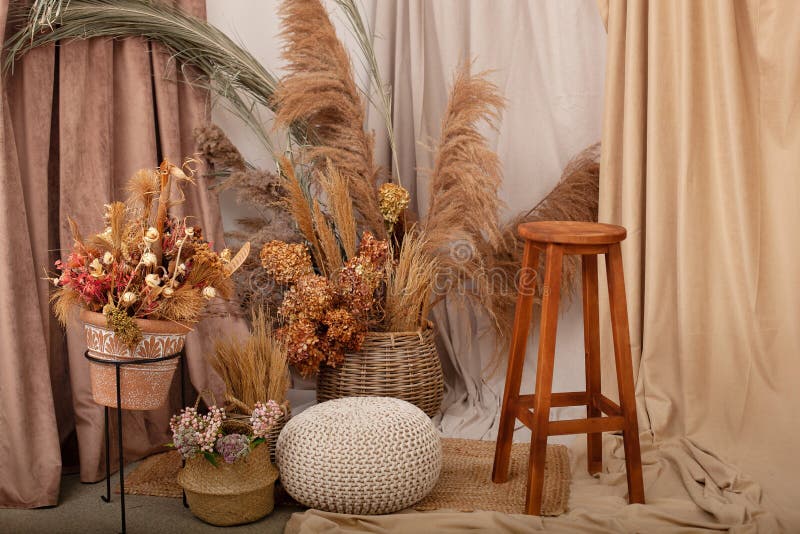 Decoración En Tonos Marrones : Sillón De Madera Puf De Punto Cestas De  Mimbre Jarrones Con Flores Secas Y Pasto Pampas. Foto de archivo - Imagen  de amarillento, cestas: 182762872