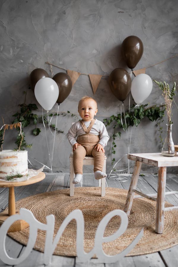 Lindo Niño Pequeño Para El Primer Año De Nacimiento Comiendo Cupcake De  Cumpleaños Con 1 Vela De Cerca Y Espacio Para Copiar. Fotos, retratos,  imágenes y fotografía de archivo libres de derecho.