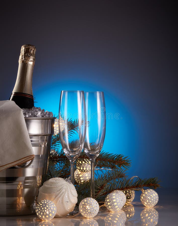 Decoraciones de Champán y de la Navidad y del Año Nuevo fotos de archivo libres de regalías Decoraciones de Champán y de la Navidad y del Año Nuevo fotos de archivo libres de regalías