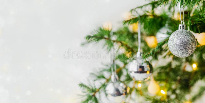 Decoraciones de la composición de la Navidad y ramas de árbol de abeto de las guirnaldas imágenes de archivo libres de regalías Decoraciones de la composición de la Navidad y ramas de árbol de abeto de las guirnaldas imágenes de archivo libres de regalías