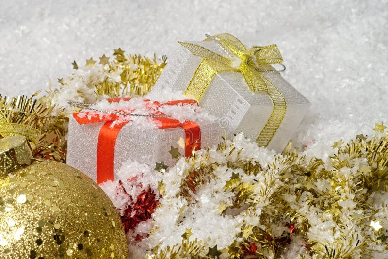 Decoraciones de la Navidad con las cajas de regalo hermosas foto de archivo Decoraciones de la Navidad con las cajas de regalo hermosas foto de archivo