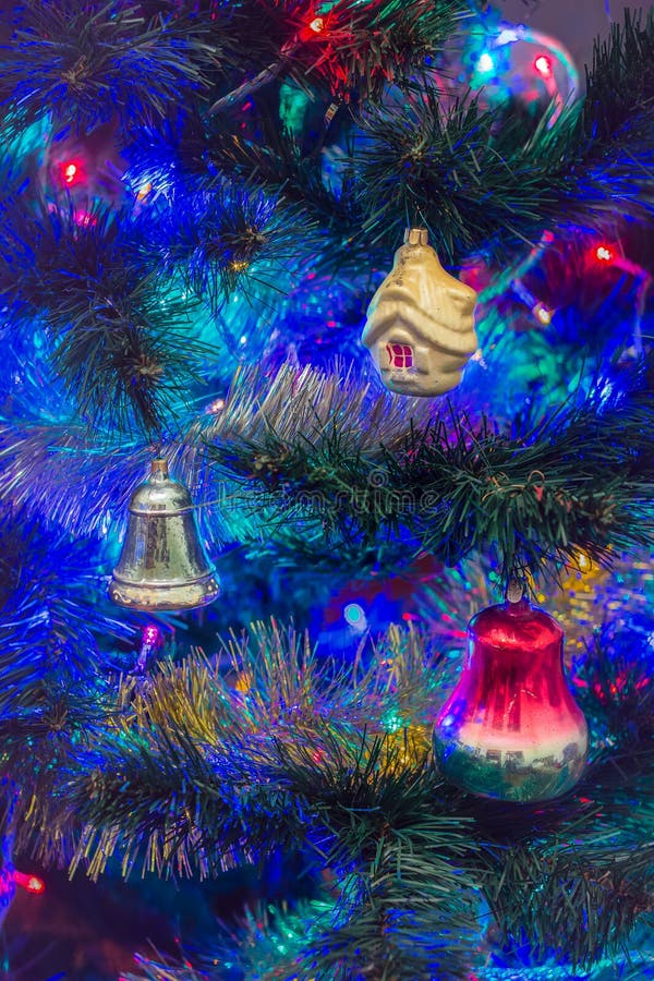 Decoraciones de la Navidad del vintage en un fondo borroso fotografía de archivo Decoraciones de la Navidad del vintage en un fondo borroso fotografía de archivo