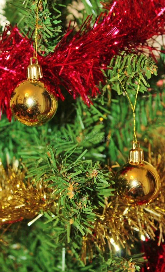 Decoraciones de la Navidad para el árbol en brillo y rojo del oro fotos de archivo Decoraciones de la Navidad para el árbol en brillo y rojo del oro fotos de archivo
