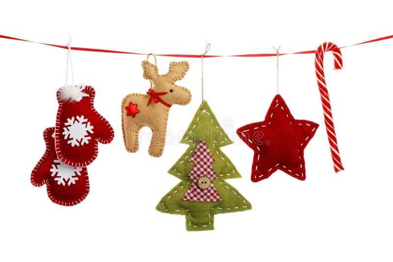 Decoraciones de la Navidad que cuelgan en una cinta roja imagenes de archivo Decoraciones de la Navidad que cuelgan en una cinta roja imagenes de archivo