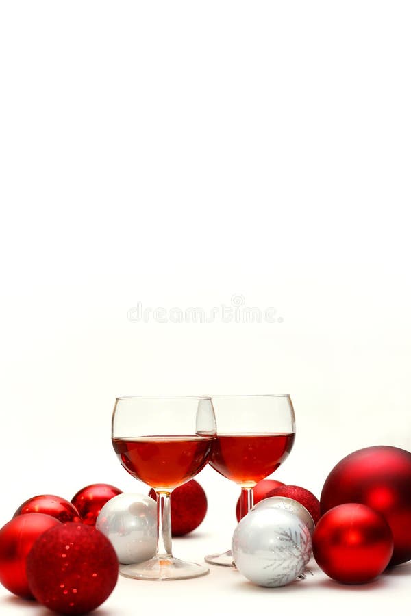Decoraciones del vino rojo y de la Navidad aisladas en el fondo blanco imágenes de archivo libres de regalías Decoraciones del vino rojo y de la Navidad aisladas en el fondo blanco imágenes de archivo libres de regalías