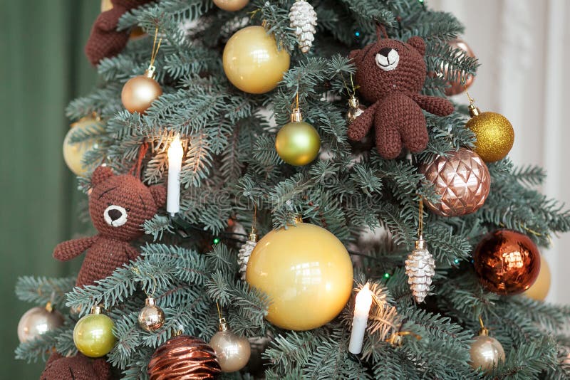 Decoraciones del árbol de navidad El juguete hizo punto el oso, luces de la guirnalda y bolas del vintage en picea Ciérrese encim imagen de archivo libre de regalías Decoraciones del árbol de navidad El juguete hizo punto el oso, luces de la guirnalda y bolas del vintage en picea Ciérrese encim imagen de archivo libre de regalías
