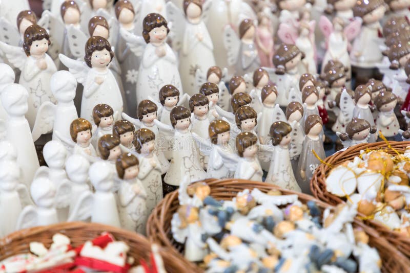Decoraciones hechas a mano de la Navidad en un mercado de la Navidad en Cracovia, Polonia