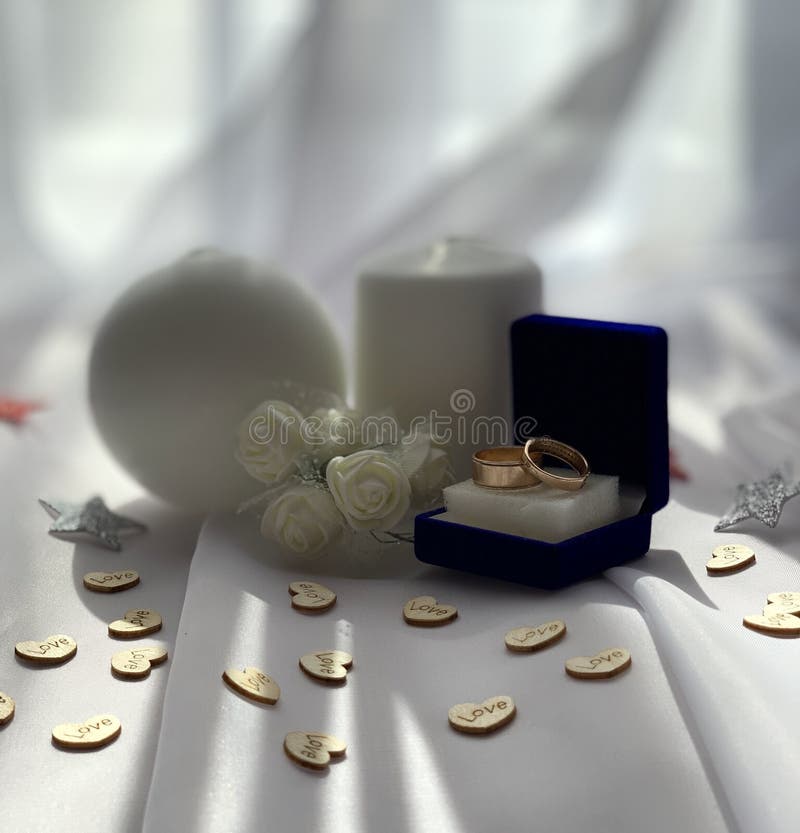 Decoraciones hermosas de la boda Atmósfera festiva con las rosas blancas fotos de archivo Decoraciones hermosas de la boda Atmósfera festiva con las rosas blancas fotos de archivo