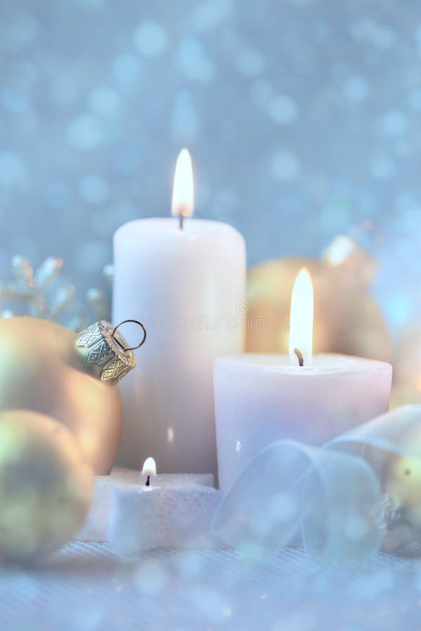 Decoraciones ligeras de la Navidad con las velas, las chucherías y la nieve mágica foto de archivo Decoraciones ligeras de la Navidad con las velas, las chucherías y la nieve mágica foto de archivo
