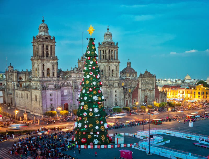 Decoraciones metropolitanas de la catedral y del árbol de navidad en Zocalo Ciudad de México foto de archivo Decoraciones metropolitanas de la catedral y del árbol de navidad en Zocalo Ciudad de México foto de archivo