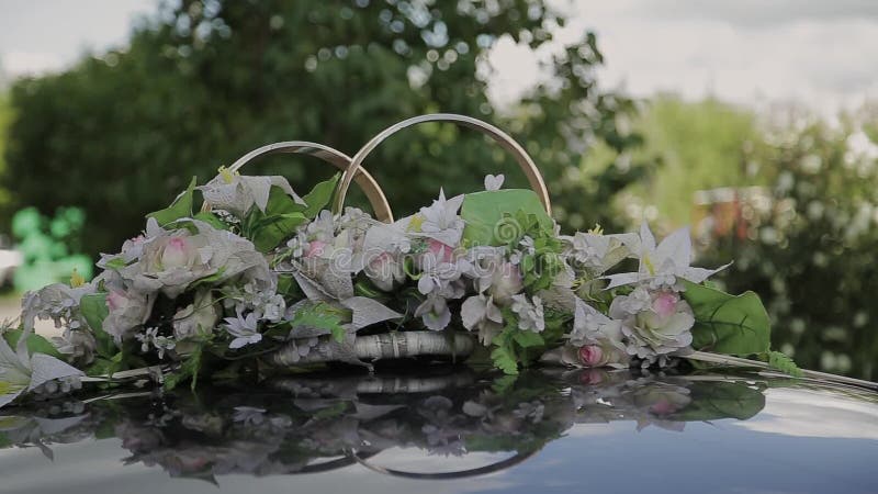 Decoraciones y paisaje de la boda en anillos de oro de la visión por el tejado del coche